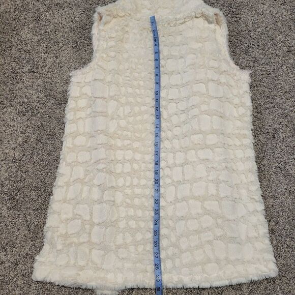 White Textured Faux Fur Vest Women’s M Cozy Layering Fall Winter Boutique - Picture 10 of 14